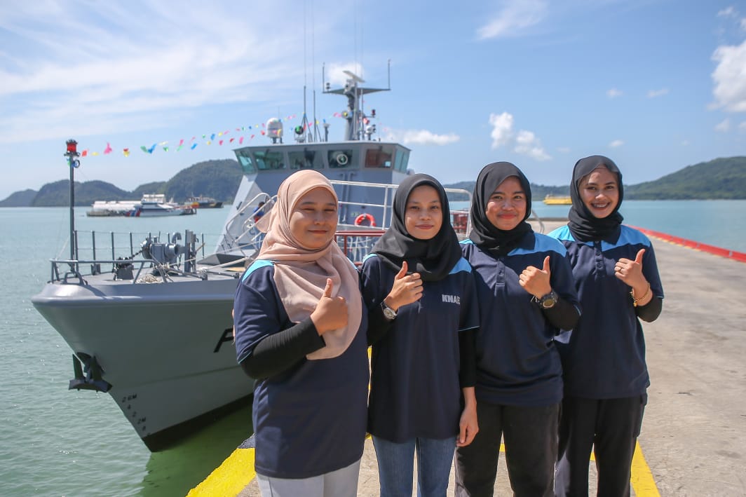 Nurul Izzah kiri dan Nur Adifa Farain dua dari kanan