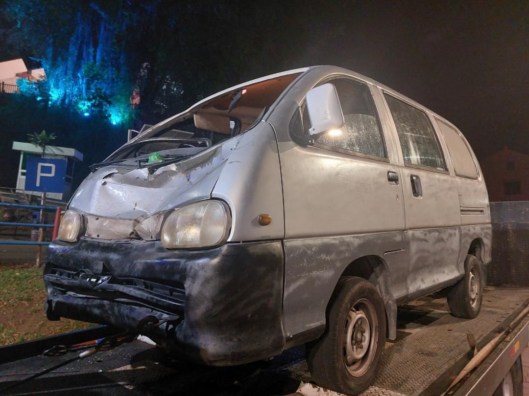 Pasangan warga emas maut dirempuh pemandu van terlelap