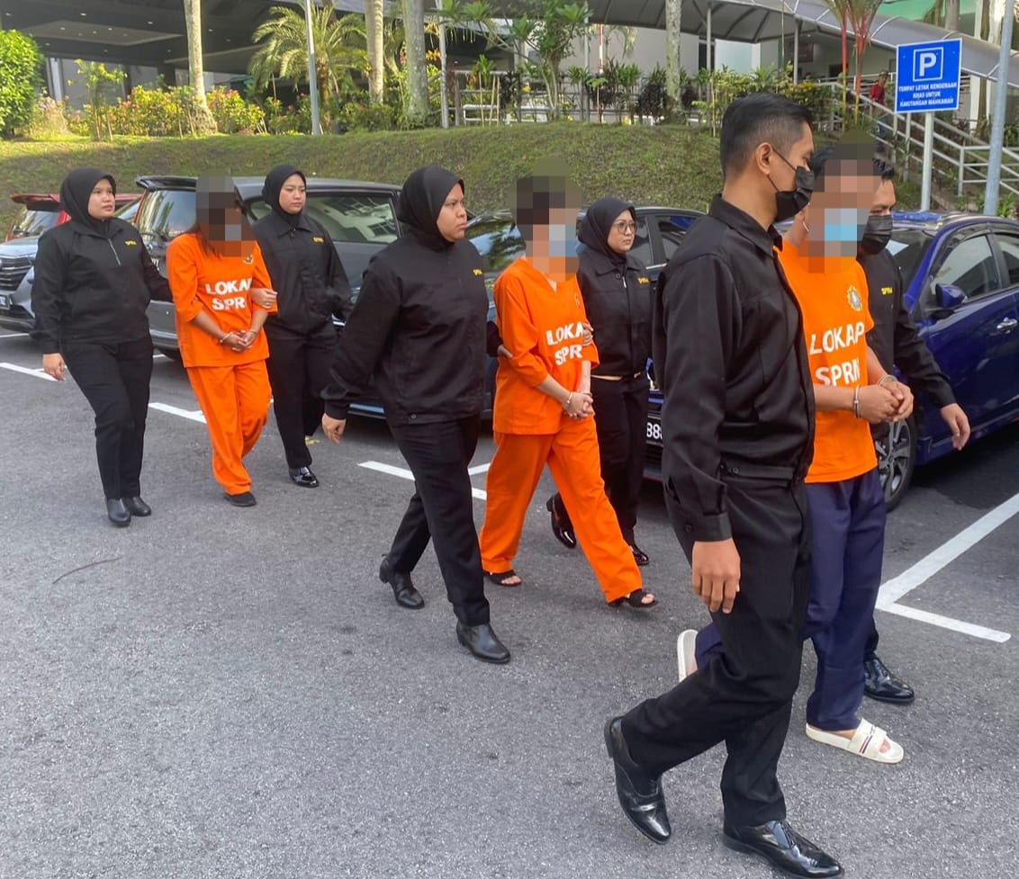 Dua penguat kuasa depan dan belakang sekali