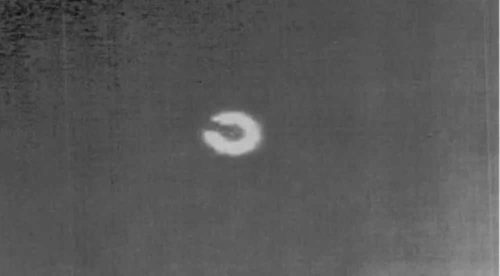 Jet pejuang Amerika tembak jatuh UFO bentuk silinder
