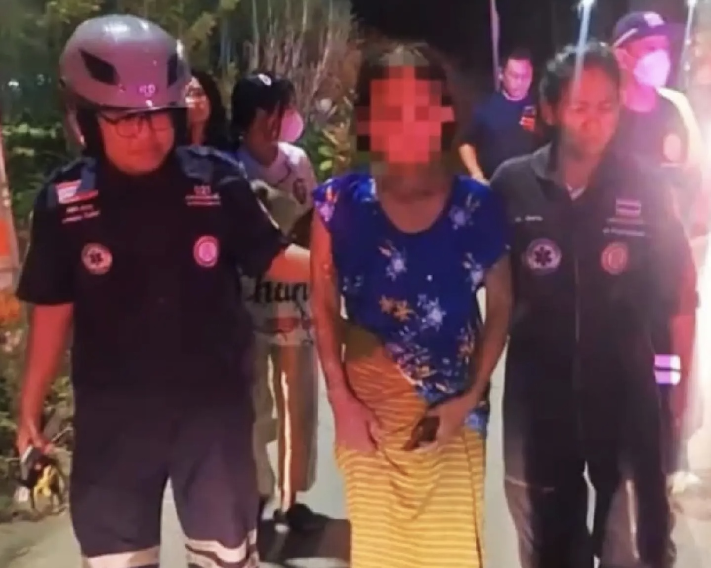 Wanita pasrah, 2 jam dibelit ular sawa gergasi 