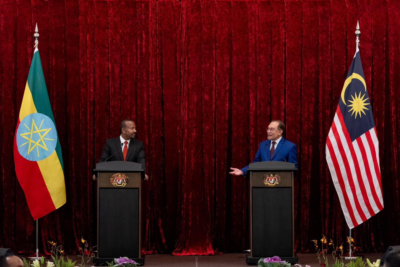 Anwar bersama Abiy Ahmed Ali di Putrajaya hari ini.