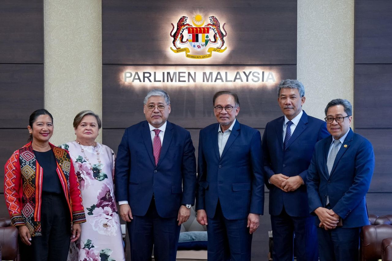 Anwar menerima kunjungan hormat daripada Setiausaha Hal Ehwal Luar Filipina H.E. Enrique A. Manalo di Parlimen.