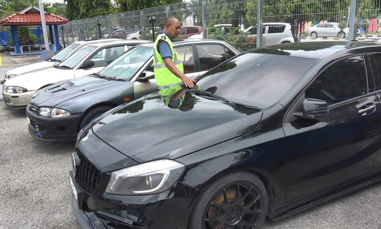 Hanyan memeriksa sebahagian daripada 14 kereta yang disyaki terlibat dalam lumba haram di Bandar Baru Kijal Kemaman hari ini.