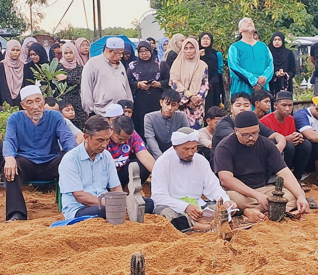 Ngah barisan kedua kiri menghadiri majlis pengebumian anaknya Rohafiza dan menantunya Mohd. Fadli di Tanah Perkuburan Islam Kuala Kemaman hari ini.