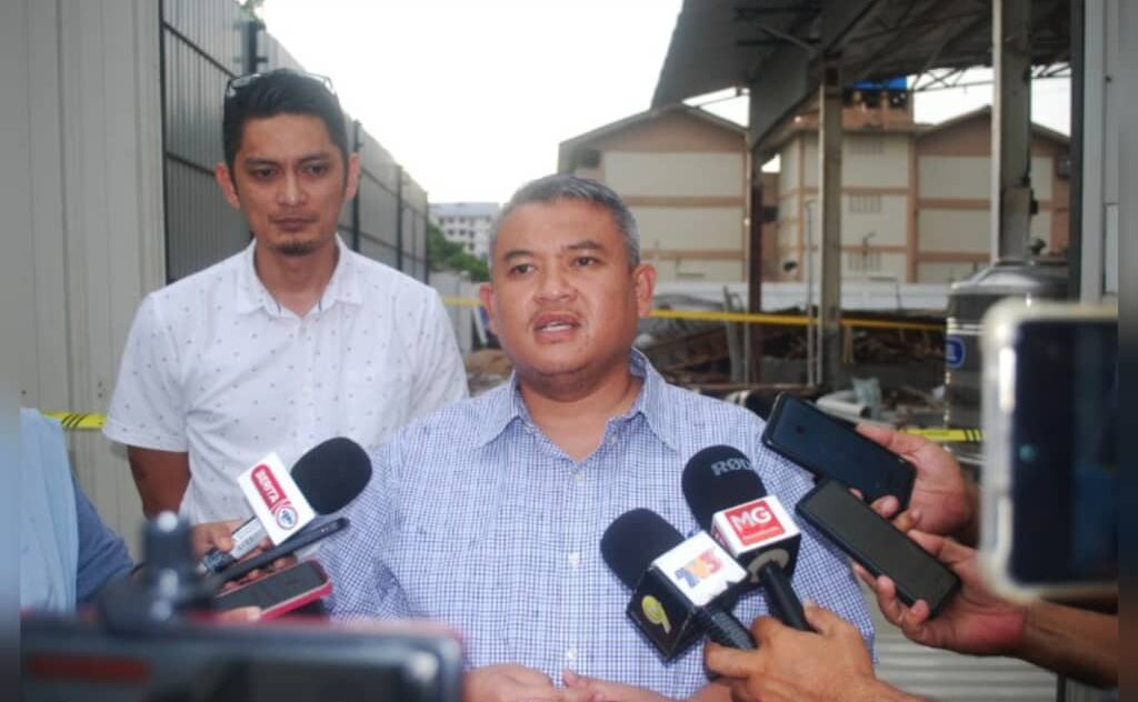 Rais Yasin mengadakan sidang akhbar selepas melakukan lawatan ke kawasan bangunan runtuh di Jalan Bukit Senjuang Banda Hilir Melaka. Foto oleh AMRAN MULUP e1728732563880