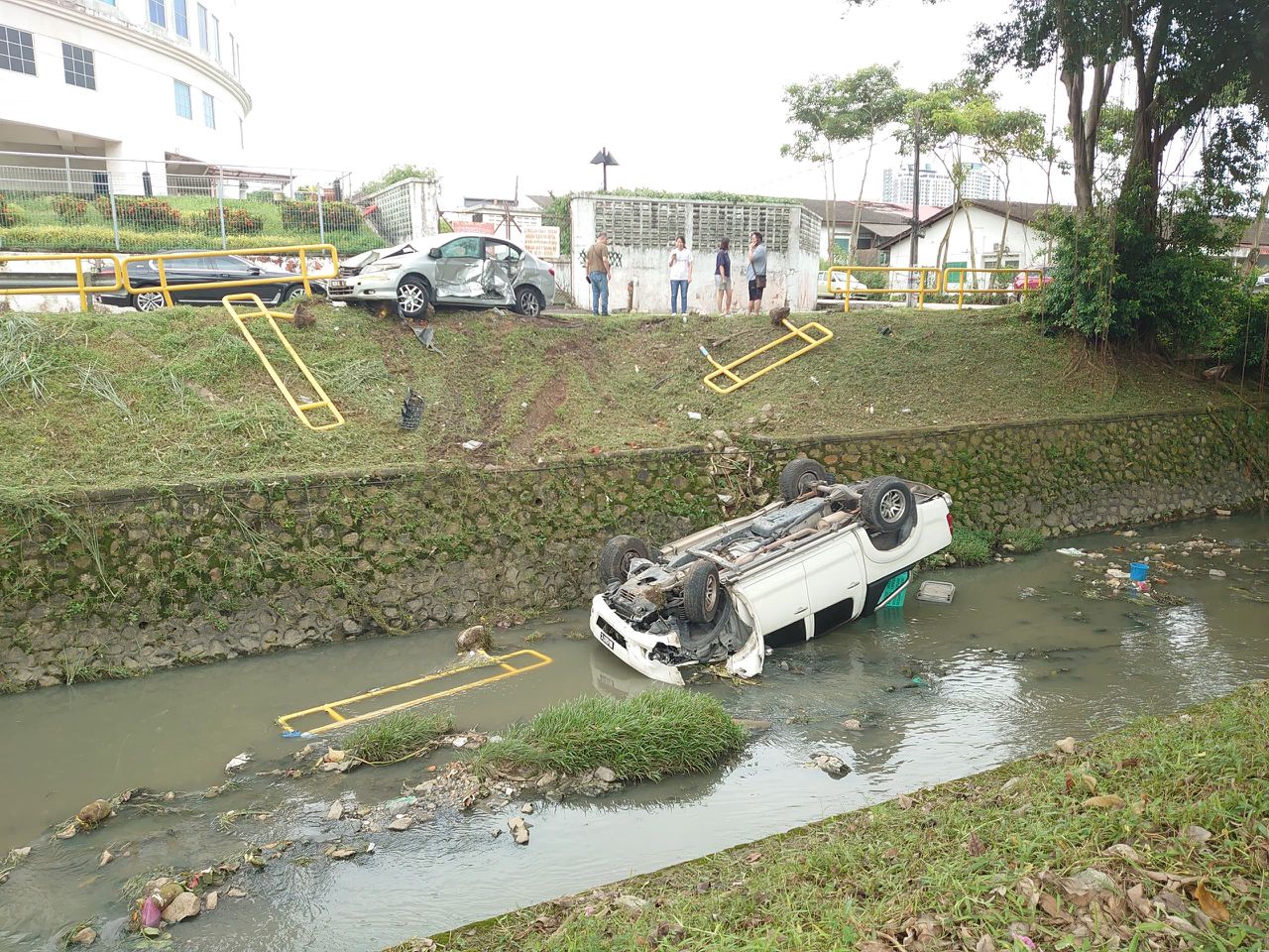 SEBUAH pacuan empat roda terbabas ke dalam parit