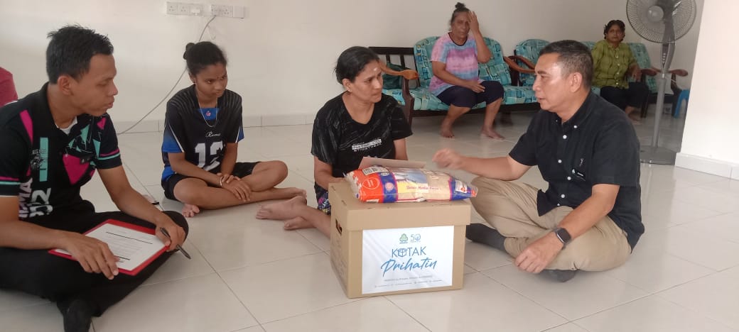 SHAPERI kanan menyampaikan baucer dan barangan keperluan