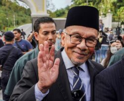 Pemilihan PKR, Anwar seloroh nyanyi lagu ‘Tunggu Sekejap’