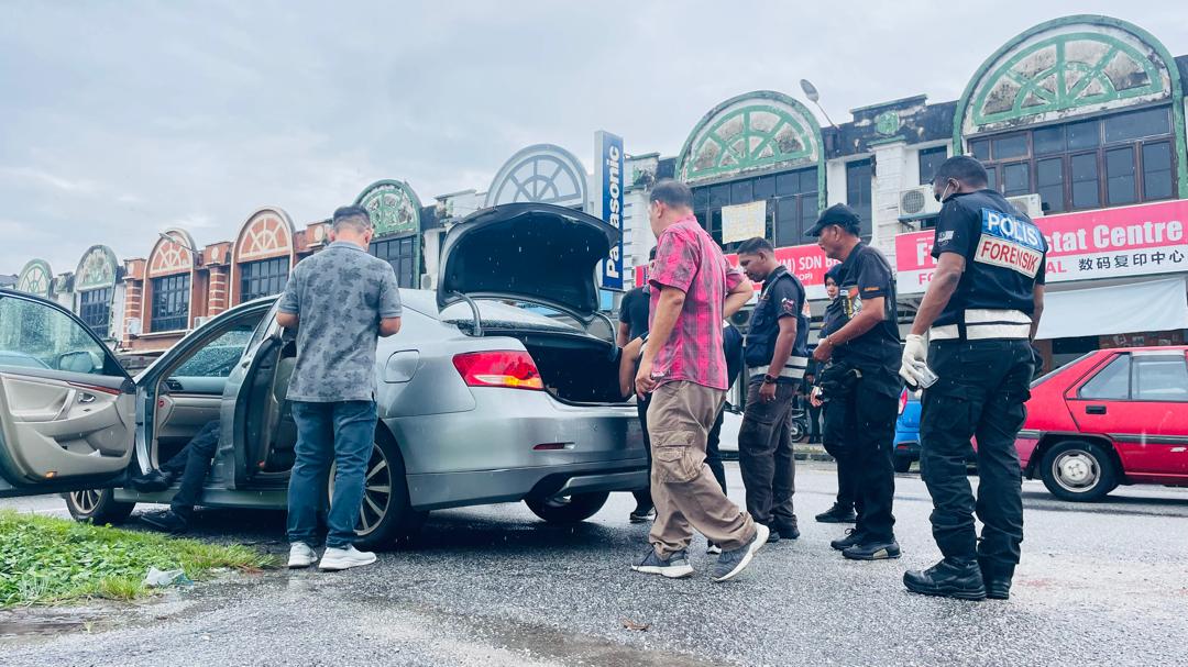 ANGGOTA polis menjalankan pemeriksaan pada kenderaan milik pemilik premis yang kehilangan beg berisi empat kilogram barangan kemas dalam kejadian samun di Ipoh hari ini.