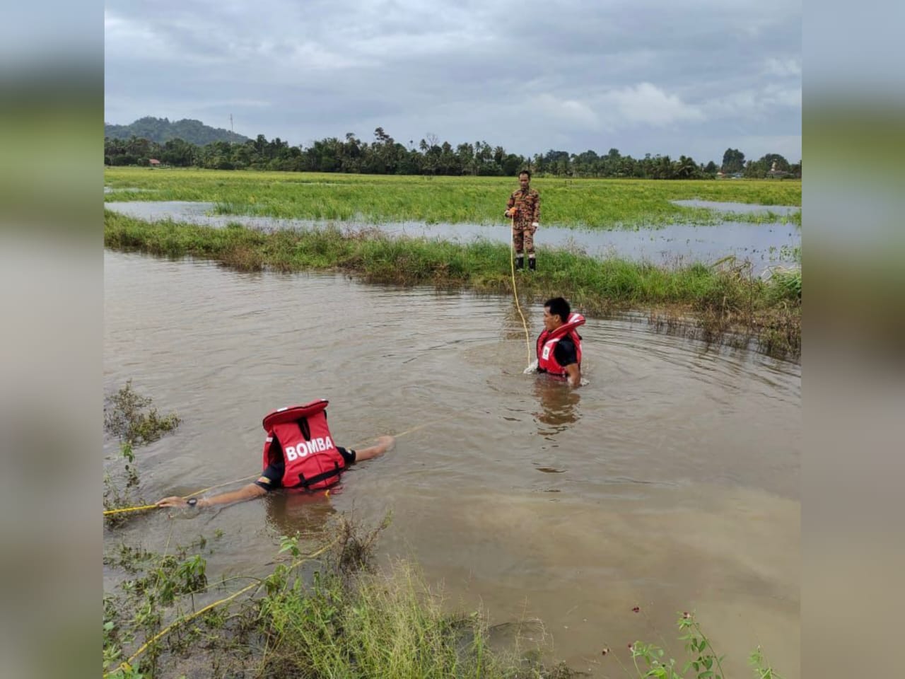 Anggota bomba menjalankan operasi mencari mangsa yang lemas di tali air di Kampung Padang Lati Bachok hari ini.
