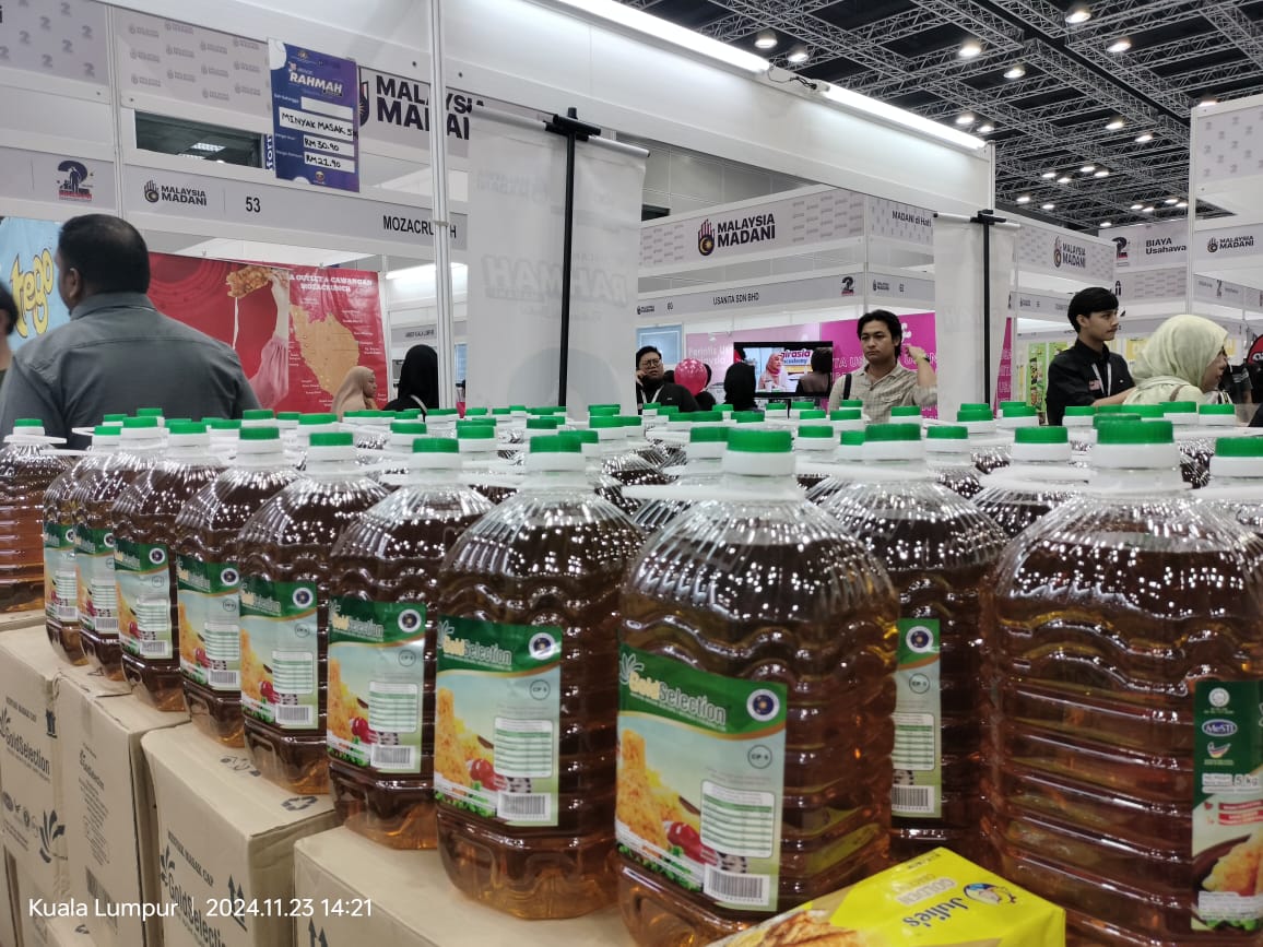 Minyak masak botol 5kg yang dijual di reruai Jualan Madani sempena program 2TM di KLCC selama tiga hari sehingga esok.