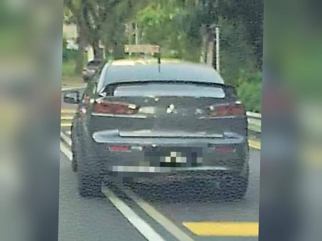 Pemandu Mitsubishi Lancer ditahan polis semalam.