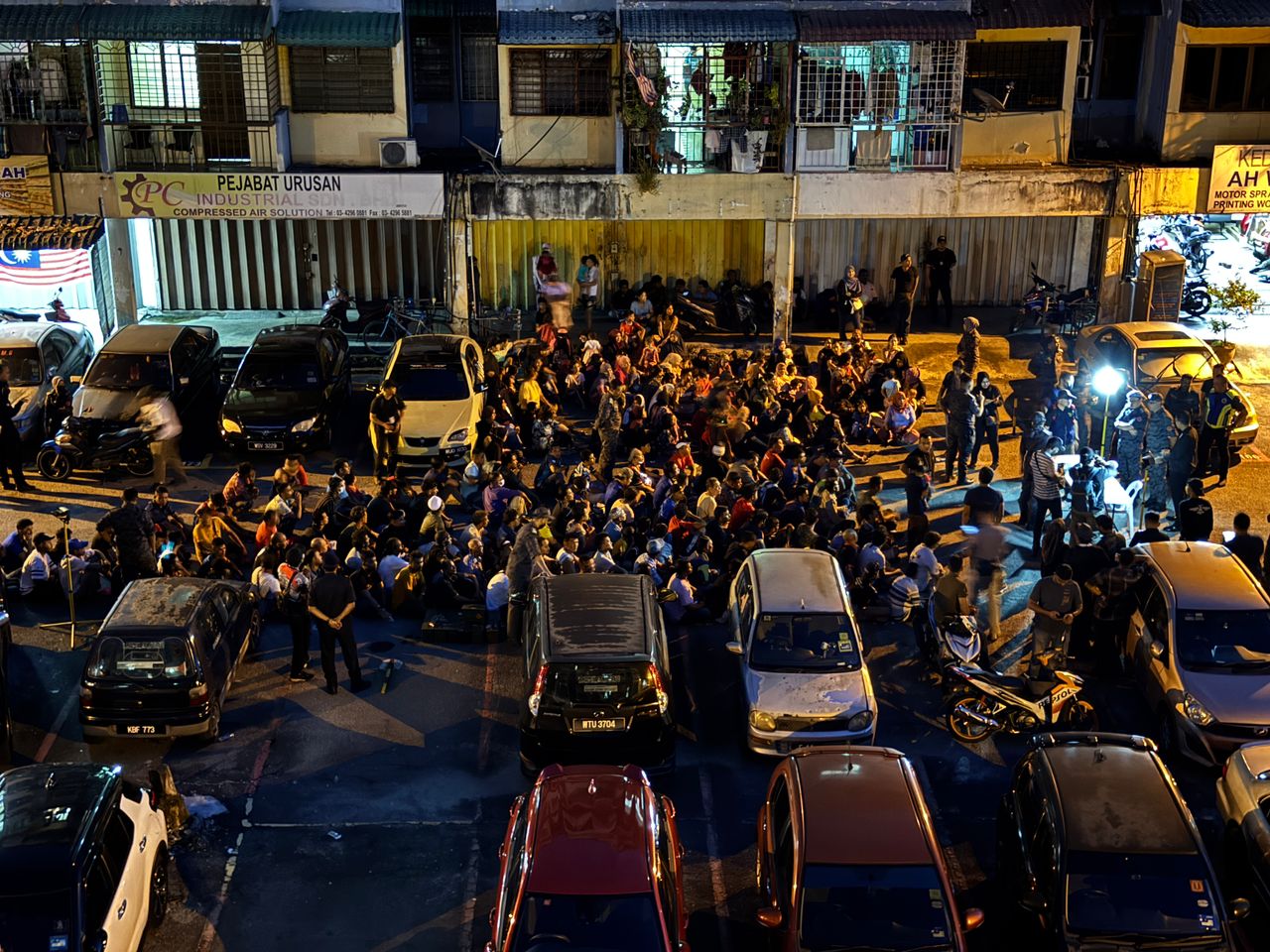 Pemeriksaan masih dilakukan pihak imigresen terhadap warga asing dalam serbuan dibuka Flat Pandan Mewah Ampang hari ini.