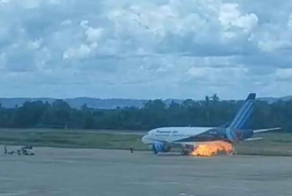 enjin pesawat terbakar