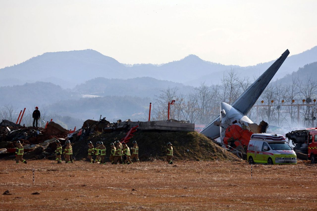 ANGGOTA anggota penyelamat bertungkus lumus menyelamatkan penumpang pesawat Jeju Air yang terhempas. Foto AFP