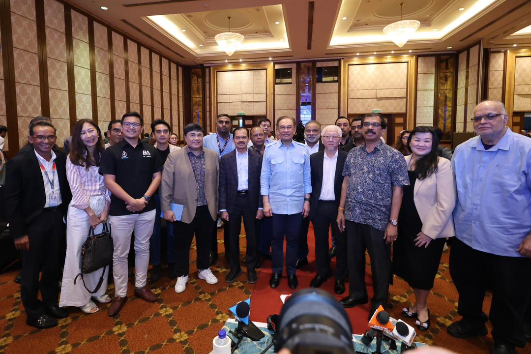 Anwar tengah bergambar bersama pengamal media pada sidang akhbar di Petaling Jaya hari ini. Foto oleh AMIR KHALID