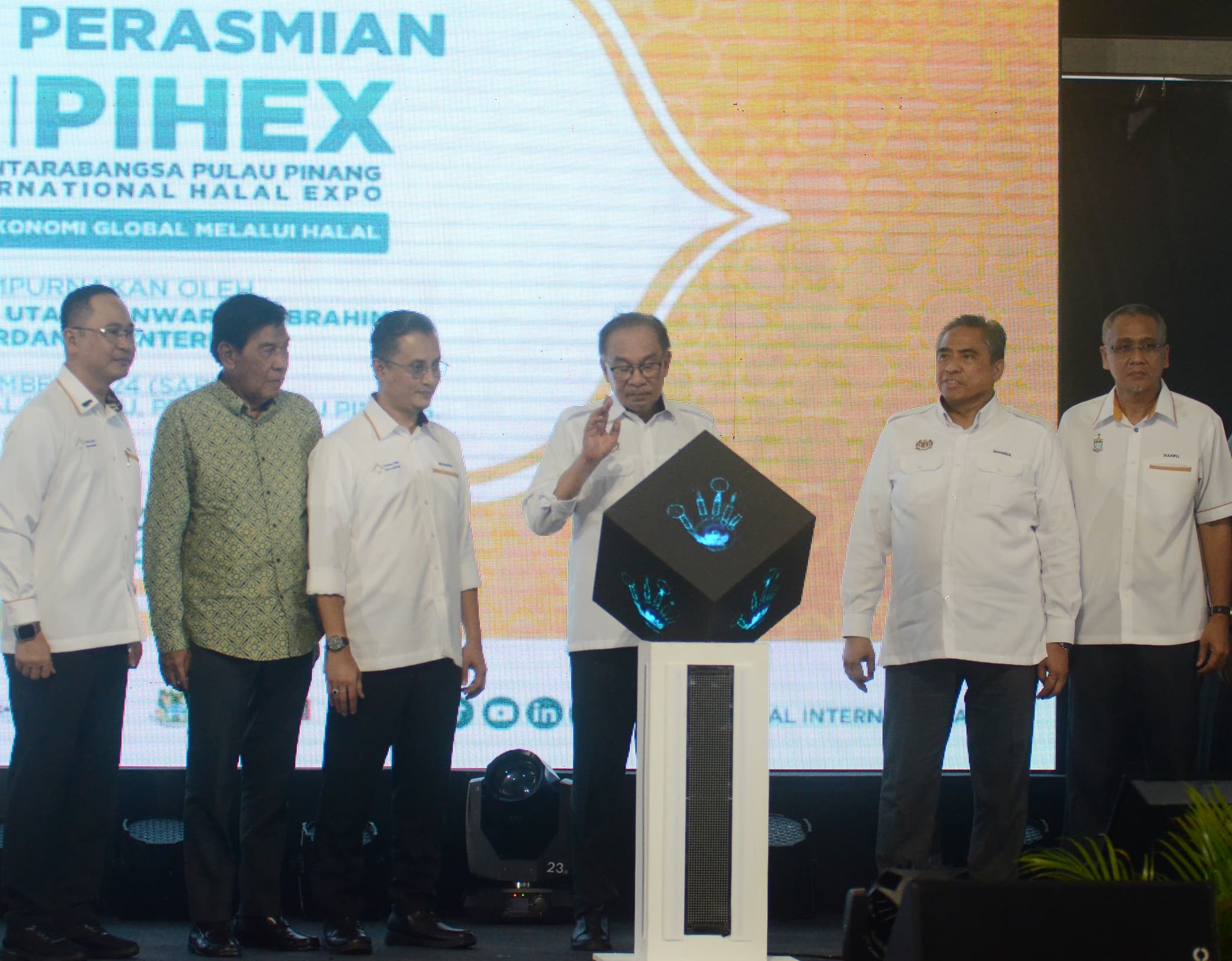 Anwar tengah pada Majlis Perasmian Ekspo Halal Antarabangsa Pulau Pinang di Bukit Mertajam hari ini.