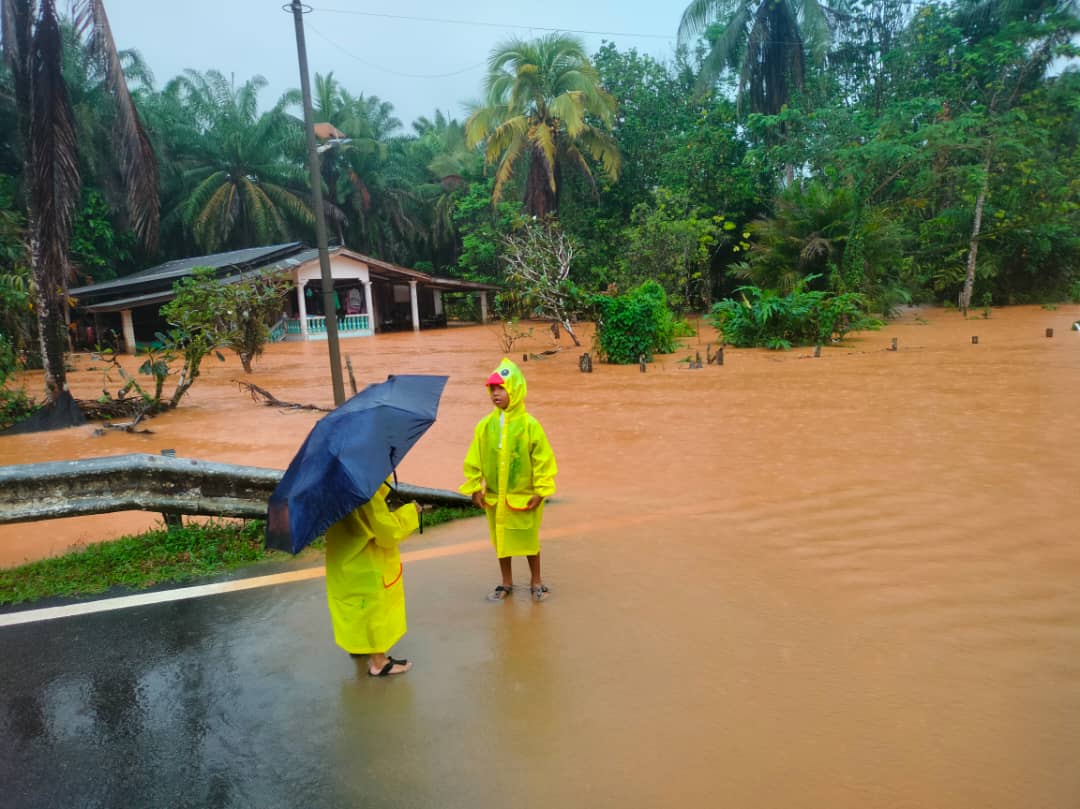 Sebahagian kawasan Kampung Peneh Hulu Terengganu yang mula dinaiki semula banjir hari ini.