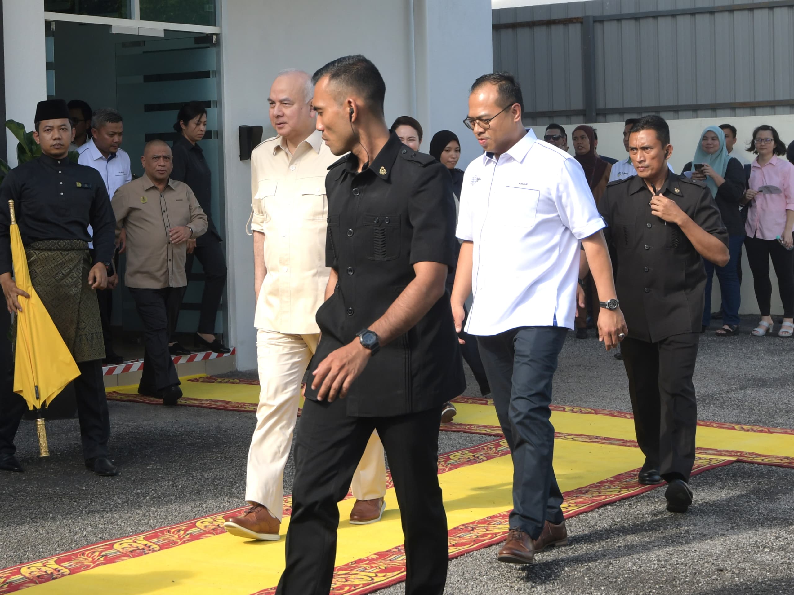 Sultan Perak berkenan berangkat ke Terra Mineral Lab Sdn. Bhd. TML di Kawasan Perindustrian Gopeng hari ini. Foto oleh ZULFACHRI