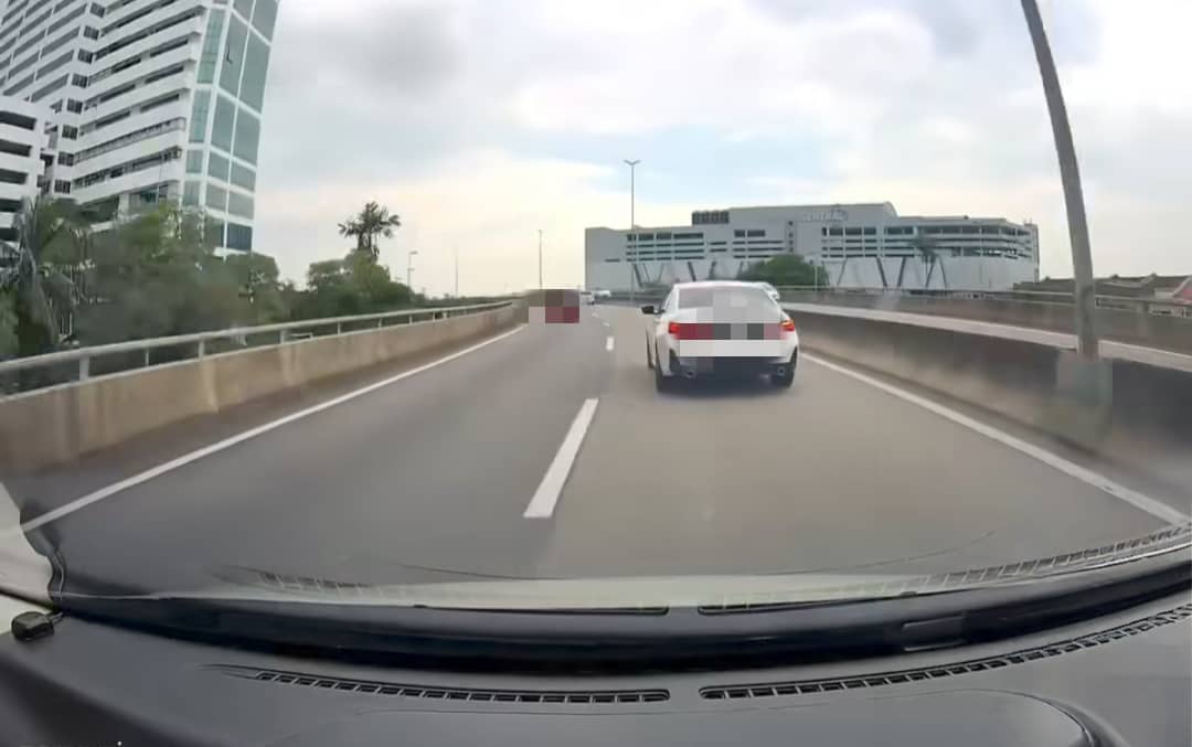 Tangkap layar rakaman papan pemuka dashcam yang dimuat naik di Facebook.