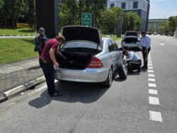 Polis trafik IPD Shah Alam bantu warga emas kemalangan jalan raya