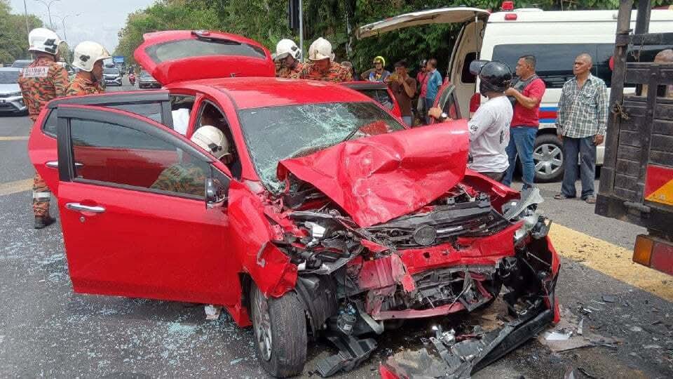 Keadaan kereta dipandu warga emas selepas terlibat kemalangan di persimpangan lampu isyarat Hosba Jitra hari ini.