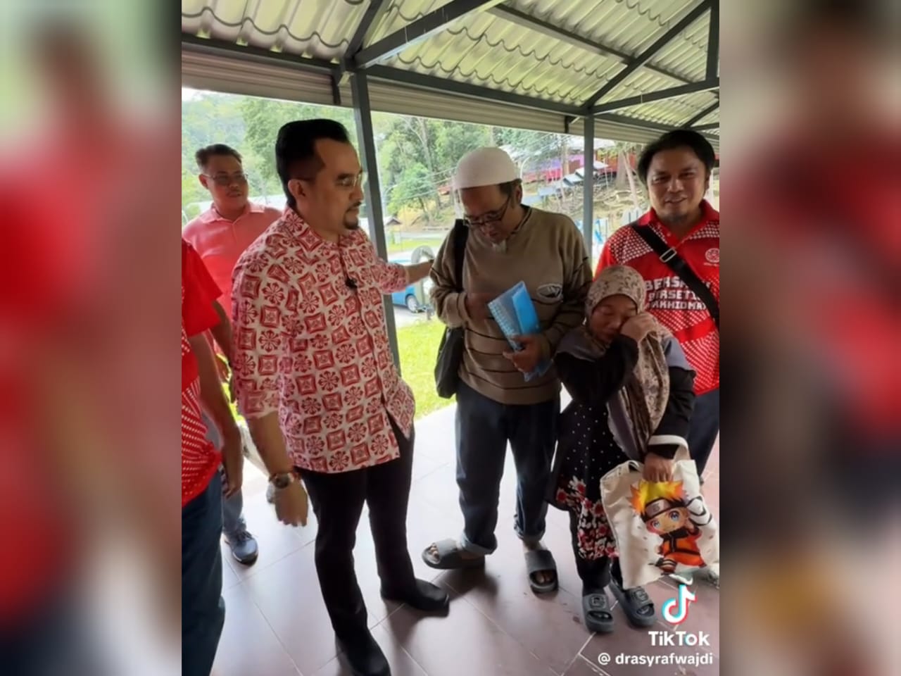 Pasangan suami isteri bertemu Asyraf Wajdi bagi memohon bantuan demi pelajaran anak mereka yang belajar di MRSM Tun Abdul Razak Pekan Pahang.