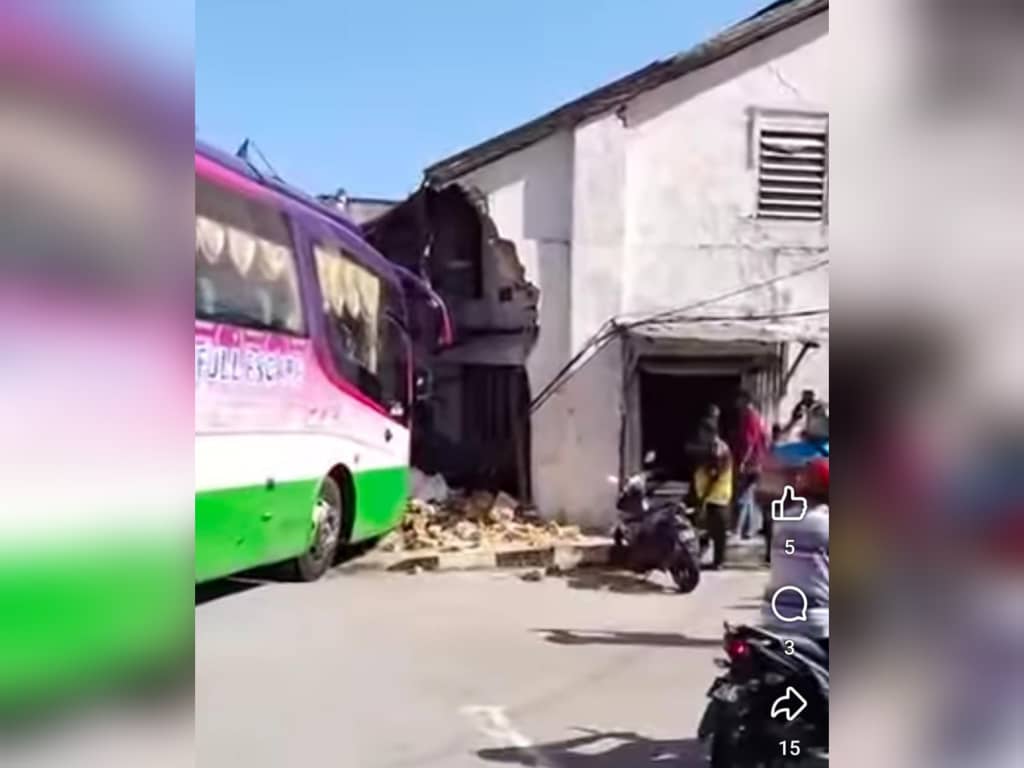 Tangkap layar video tular sebuah bas persiaran bergerak tanpa pemandu melanggar bangunan kedai makan di Jalan Daeng Selili di Kuala Kangsar hari ini.