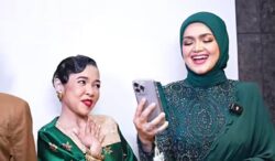 ‘Kakak cuba, tergamak suruh Kak Iti nyanyi ya’