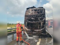 Bas ekspres dalam perjalanan ke bengkel terbakar