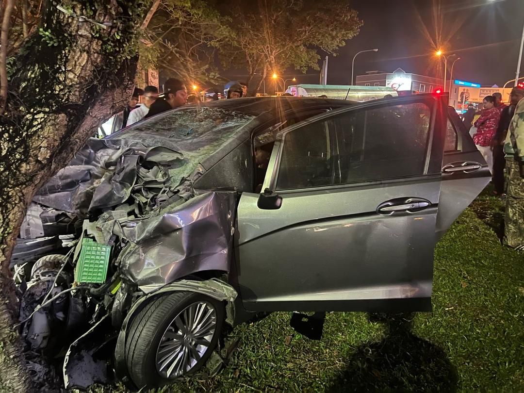 Keadaan kenderaan yang terlibat dalam kemalangan sehingga mengorbankan dua remaja di Jalan Persiaran Senawang 1 kelmarin