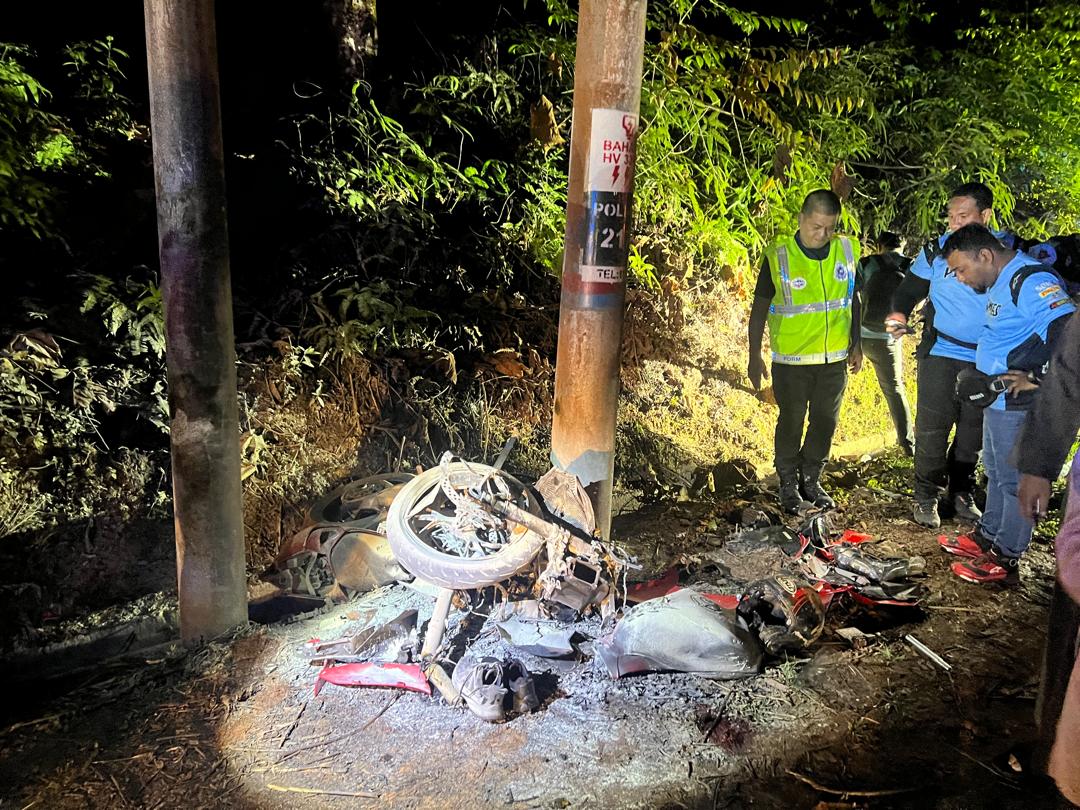 Keadaan motosikal jenis Ducati Panigale dinaiki mangsa yang terbakar dan remuk teruk selepas terbabas dan merempuh tiang elektrik di Jalan Kuantan Segamat berhampiran Kampung Simpai di sini semalam.