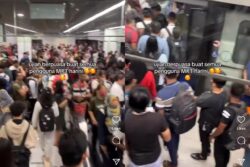 [VIDEO] Bukan bazar sahaja sesak, naik MRT pun macam ‘sardin’ bulan puasa