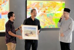 Berbakat melukis juga, Dr. M. Nasir sumbang lukisannya di pameran seni tema Ramadan