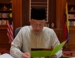 Anwar terima kad raya daripada pelajar, guru