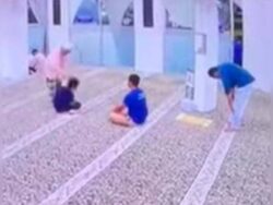 [VIDEO] Tular atuk lempang budak main belon dalam masjid