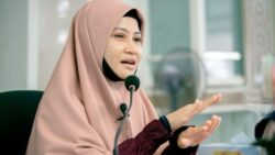 Ustazah Asma’ tegur anak usahawan pakai baju nampak pusat