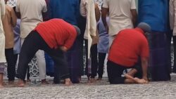 [VIDEO] ‘Dia lebih memilih untuk solat berdiri walaupun tak sempurna’