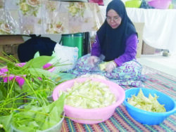 Guru tadika siapkan tempahan 15,000 ketupat palas, tapai