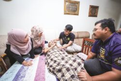 ‘Ayah call cakap tubuh dia makin lemah’