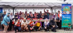 Warga UiTM agih pek bubur lambuk