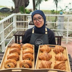 Kafe tepi pantai saji piza, kopi enak
