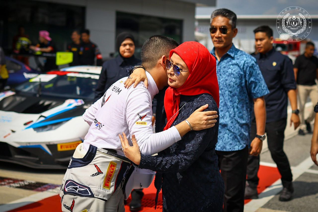 Antara foto yang dikongsi di Facebook keluarga di raja hari ini.