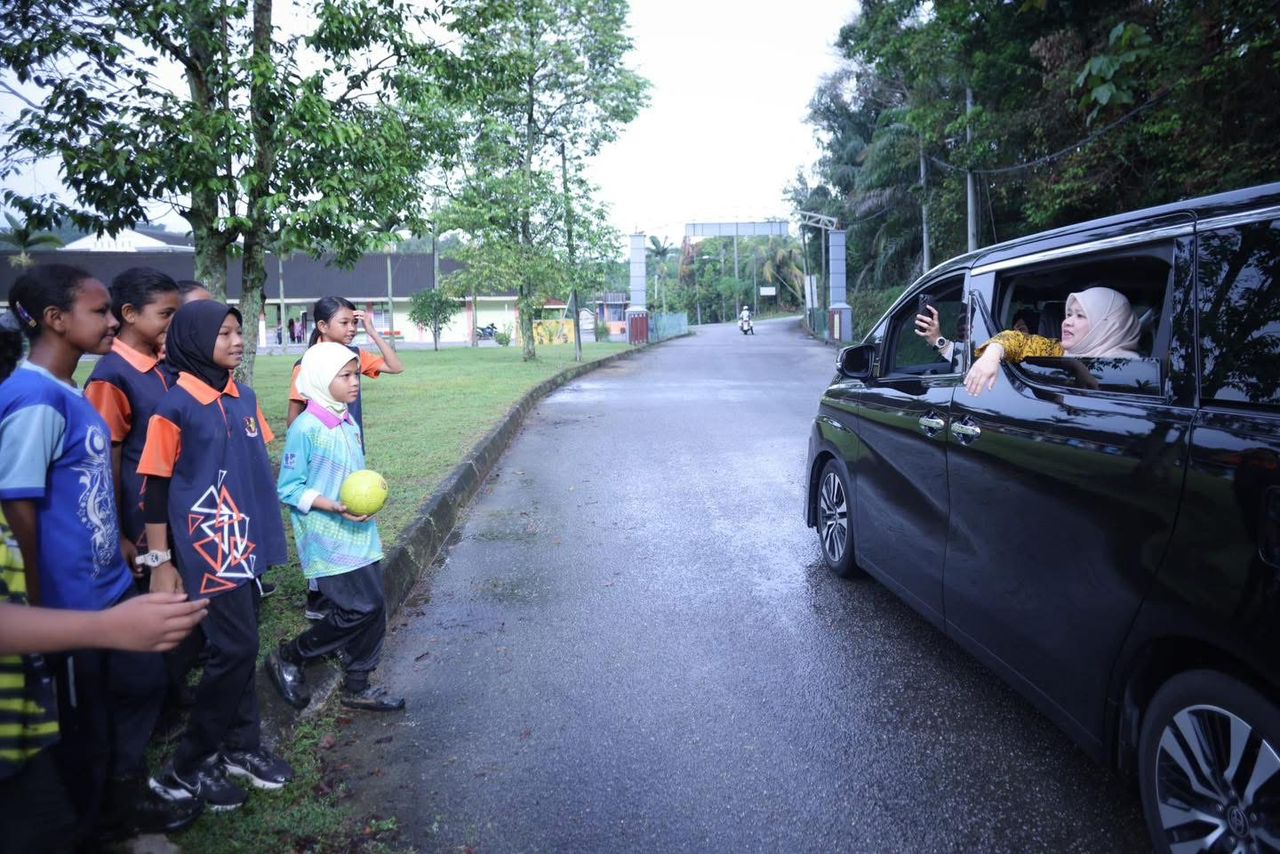 Foto yang dikongsi Fadhlina ketika menyantuni murid SK Tapah semalam.