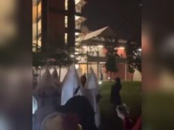 [VIDEO] Pakai jubah KKK untuk bentang tugasan akademik