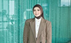 Adira tukar telefon bimbit setiap tahun