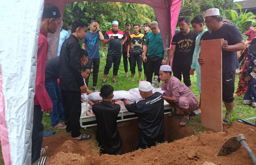 Pengebumian jenazah Muhammad Fayyad Affan di Tanah Perkuburan Islam Belakang Balai Polis Kupang Baling petang ini.
