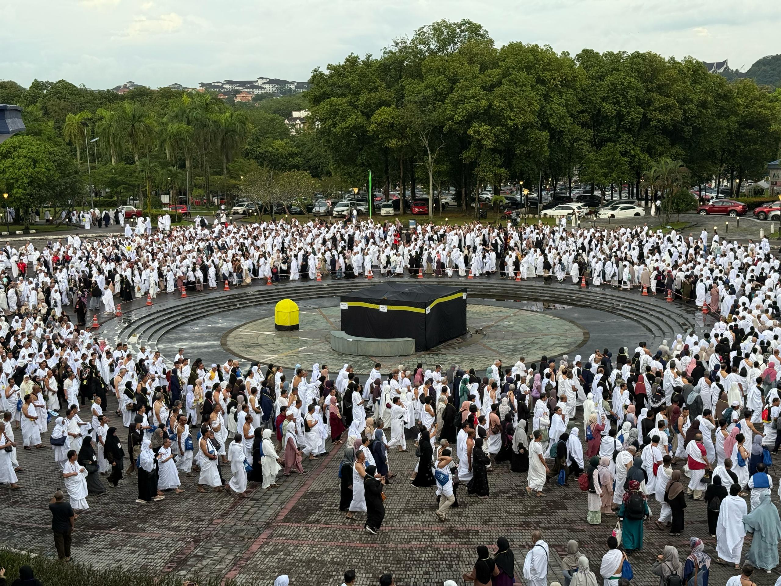 Sebahagian daripada 6000 calon jemaah haji melakukan praktikal tawaf di pekarangan Masjid Sultan Salahuddin Abdul Aziz Shah hari ini