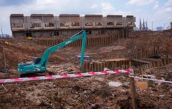 Excavator berada di luar kawasan kawah letupan